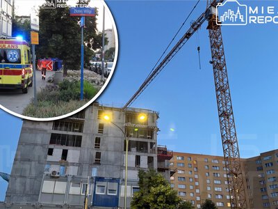 Tragedia przed komendą policji w Warszawie. 41-latek spadł z żurawia budowlanego