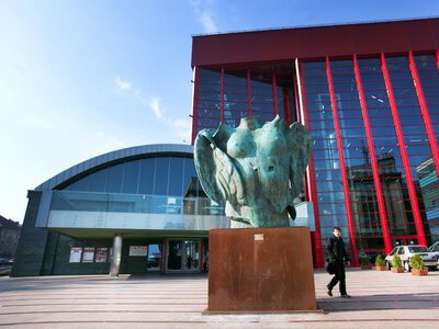 Miażdżący raport NIK ws. Opery Krakowskiej. Zawyżone pensje, alkohol bez zezwoleń, brak reakcji na mobbing