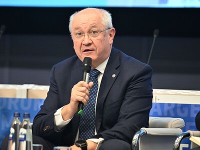 Premier odchodzi po ośmiu miesiącach. Kraj jest atakowany przez Rosję