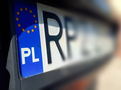 Widzisz literę H na rejestracji? To nie jest zwykły kierowca
