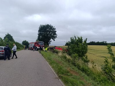 Samochód dachował i uderzył w nasyp. Nie żyją cztery osoby
