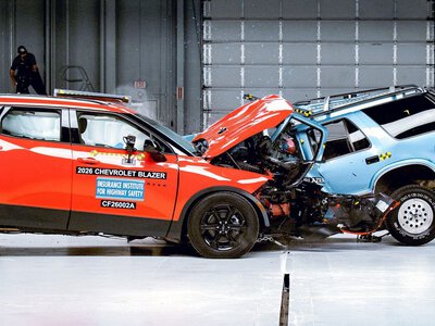 Ten sam model samochodu, ale inny rocznik. SUV z 1996 r. i 2026 r. Oba zderzyły się ze sobą!