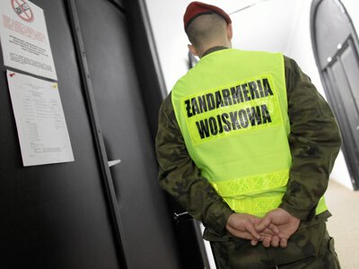 Tymbark. Nietrzeźwy żołnierz uszkodził komisariat i radiowozy policji