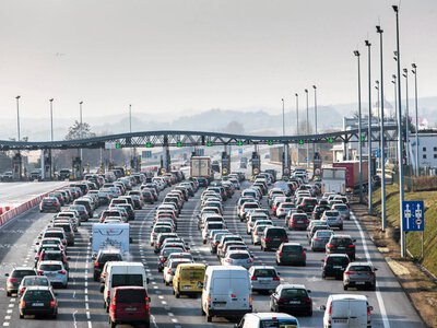 Jedziesz na wakacje? Uważaj na metodę na bramkę. Policja ostrzega kierowców w Europie