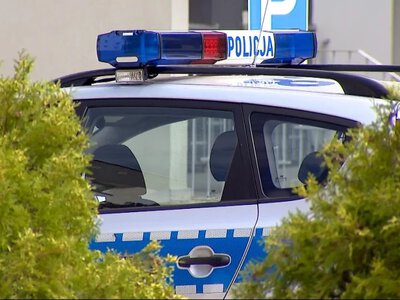Żołnierz skakał po radiowozach i uszkodził komisariat policji