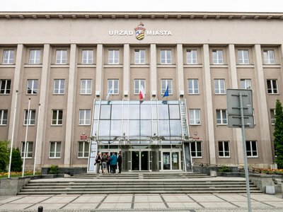 Piekło w sosnowieckim magistracie. Wpadł pijany z nożem i groził urzędnikom. Znamy powód agresji