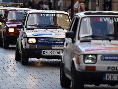 „Przejechał Alpy, to teraz już z górki”. Trwa Wielka Wyprawa Maluchów