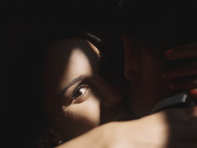 Ania wraca do domu późno. Marek mówi: no wreszcie. I tak to się zaczyna