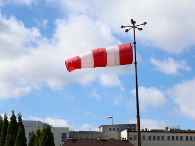 W niedzielę mocno powieje. Ostrzeżenia dla ośmiu województw