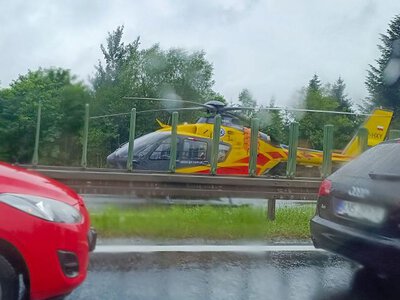 Utrudnienia na zakopiance po wypadku. Lądował śmigłowiec LPR