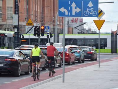 Jedziesz rowerem? Te zasady uchronią cię przed mandatem i kolizją, łatwo je złamać