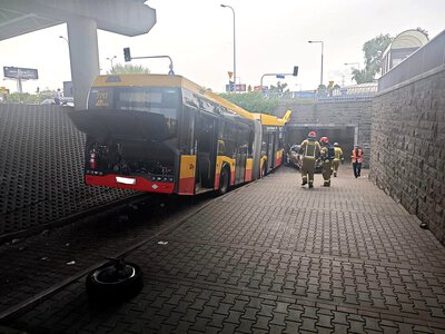 Autobus taranował auta, potem wjechał do przejścia podziemnego. Kierowca mówił o awarii