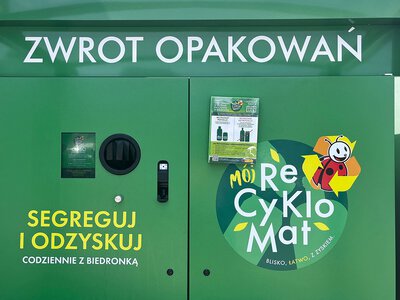 Oddawanie butelek sprzyja ważnej czynności. Sklepy się cieszą