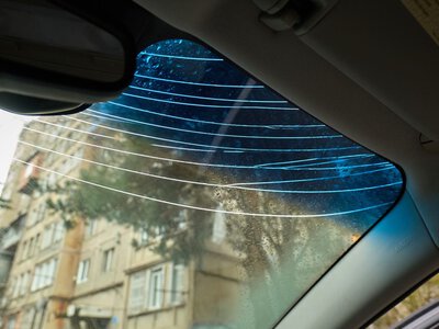 Kolorowy pasek na przedniej szybie nie jest ozdobą. Ma ważne zadanie
