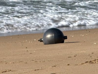 Metalowe kule spadły na rajską plażę. To może pochodzić z kosmosu