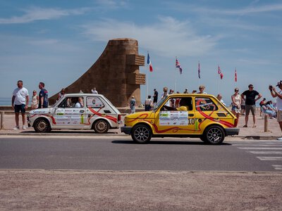 Ponad 70 Fiatów 126p dotarło na Omaha Beach. Na zbiórce już prawie milion złotych