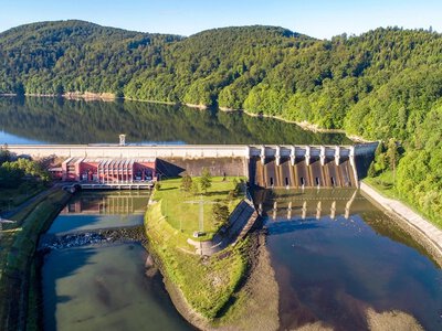 Zrzut wody i mamy prąd. Genialny sposób magazynowania energii nad polskim jeziorem