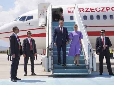 Wysiadła z samolotu i się zaczęło. Marta Nawrocka znów w centrum uwagi