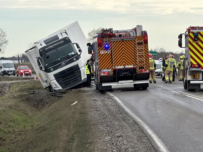 Kierowca ciężarówki zginął pod własną naczepą. Śledczy sprawdzają kilka hipotez
