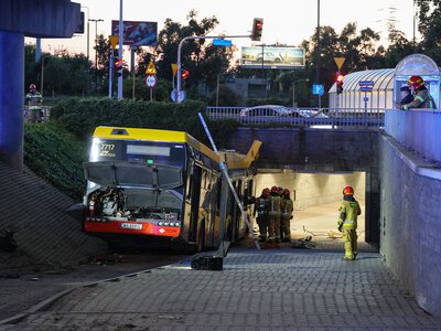 Groźny wypadek autobusu w Warszawie. Pojazd był ostatnio naprawiany