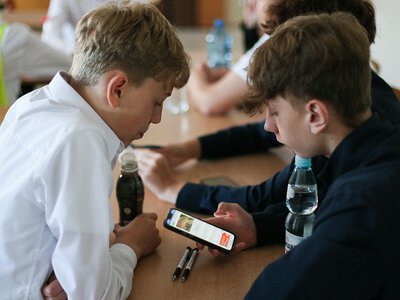Koniec z telefonami w szkołach. Senat przyjął ustawę bez poprawek