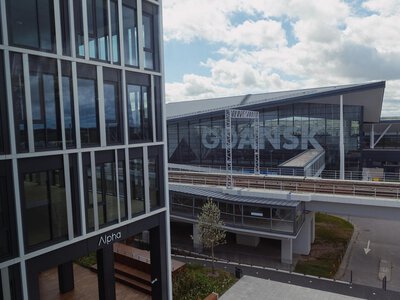Stał tam od 2022 r. Tajemniczy Mercedes spod gdańskiego lotniska zniknął. Zagadka rozwiązana