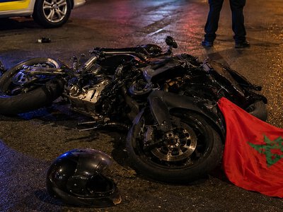 Świętowała zwycięstwo Maroka na motocyklu. Flaga na szyi to zły pomysł