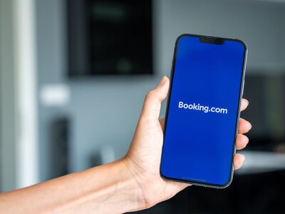 Rezerwujesz noclegi na Booking.com? Pilny komunikat CERT Orange Polska