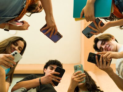 Policzyliśmy, o ile droższe mogą być budżetowe smartfony. Nie jest dobrze