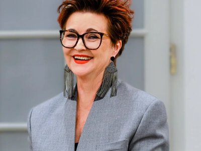 Kwaśniewska nosi te spodnie zamiast jeansów. Są wygodne i bardzo eleganckie