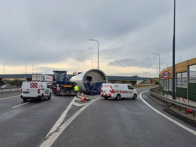 Utrudnienia na A4. Z ciężarówki wypadła część turbiny wiatrowej