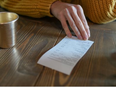 Zamówiły frytki i napój. Wyciągnęły legitymacje. Restauracja wyjaśnia