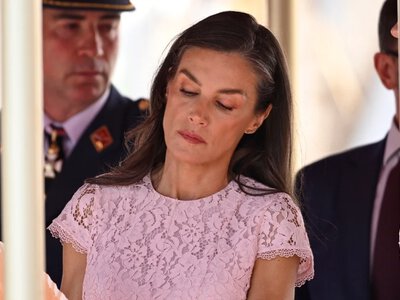 Koronkowa sukienka królowej Letizii to idealny wybór na upały. Wiemy, skąd pochodzi