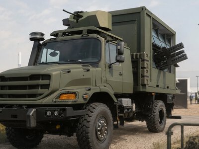 Mercedes z rojem dronów kamikadze. Tak wygląda wojna po niemiecku