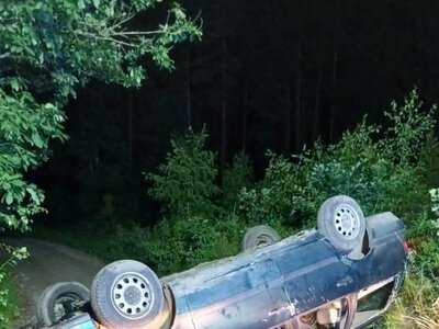 Koszmar po grillu. Dziewięć nastolatków w aucie: cztery na dachu. 17-latek nie żyje