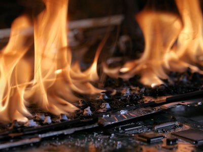 Pożar fotowoltaiki. Spłonął system przeciwpożarowy i strażacy mieli problem