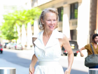 Pamela Anderson pokazuje, jak nosić białą sukienkę i masełkową żółć latem 2025