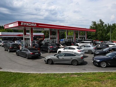 Kryzys paliwowy w Rosji. Urzędnicy i nauczyciele ruszają na pomoc kierowcom