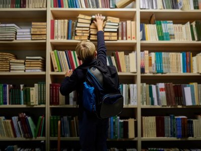 Starsi kupowali, młodzi wyrzucają. On wynajduje cenne perełki