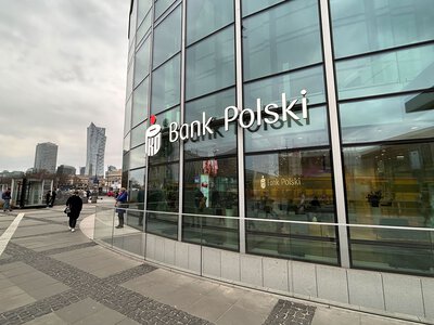 PKO BP kusi klientów i to sprytnie. To nie tylko bonus do 600 zł