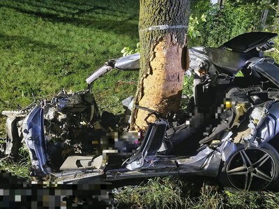 Tragedia pod Płockiem: samochód wbił się w drzewo. Kierowca nie miał szans
