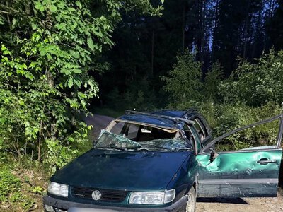 17-latek zginął, jadąc na dachu. Kierowca z zarzutami i aresztem. Nastolatkowie uciekli z miejsca wypadku