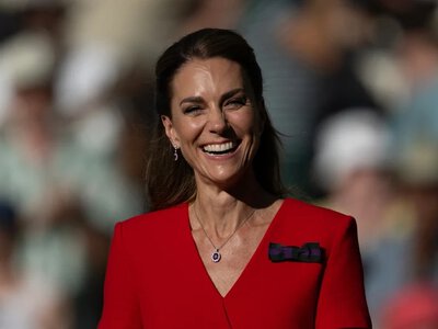 Kate Middleton w czerwieni na Wimbledonie. To elegancka kreacja od Rolanda Moureta