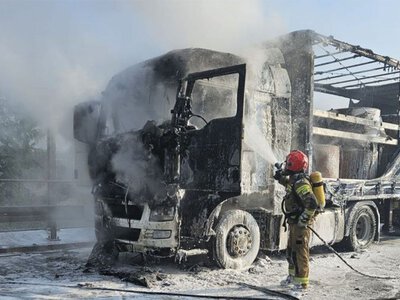 Ciężarówka stanęła w płomieniach na S7. Ruch pod Jędrzejowem zablokowany