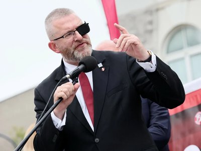 Siłowe doprowadzenie Grzegorza Brauna do prokuratury. Żurek złożył wniosek