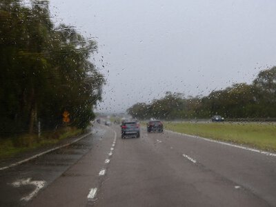 Zmienia asfalt w pułapkę. Kierowcy tracą kontrolę w kilka sekund. Warto zwolnić