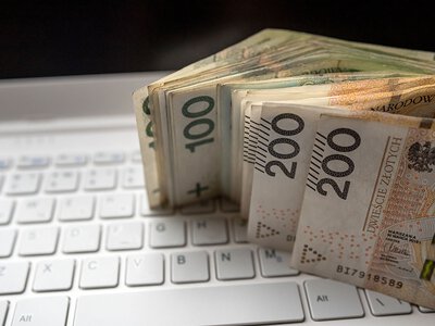 Był przekonany, że mu się udało. Na koncie widział przecież pieniądze