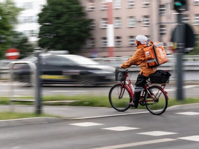 Jak komuś żal kuriera, niech da sowity napiwek. Mam dość szantażu moralnego