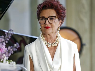 Kwaśniewska wybrała zwiewną sukienkę. To świetna inspiracja dla kobiet 50+