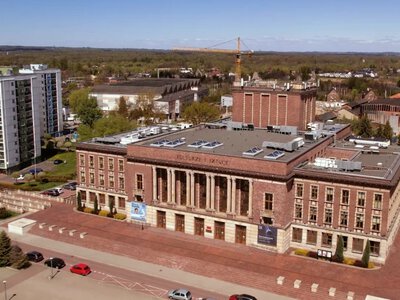Zaginione piętro Pałacu Kultury? Marmurowy kolos stoi między blokami